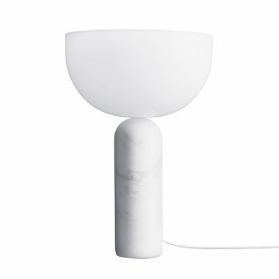 Weiße Kizu Tischleuchte von New Works: Moderne Lampe mit Marmorfuß und halbrunder Glasabdeckung.